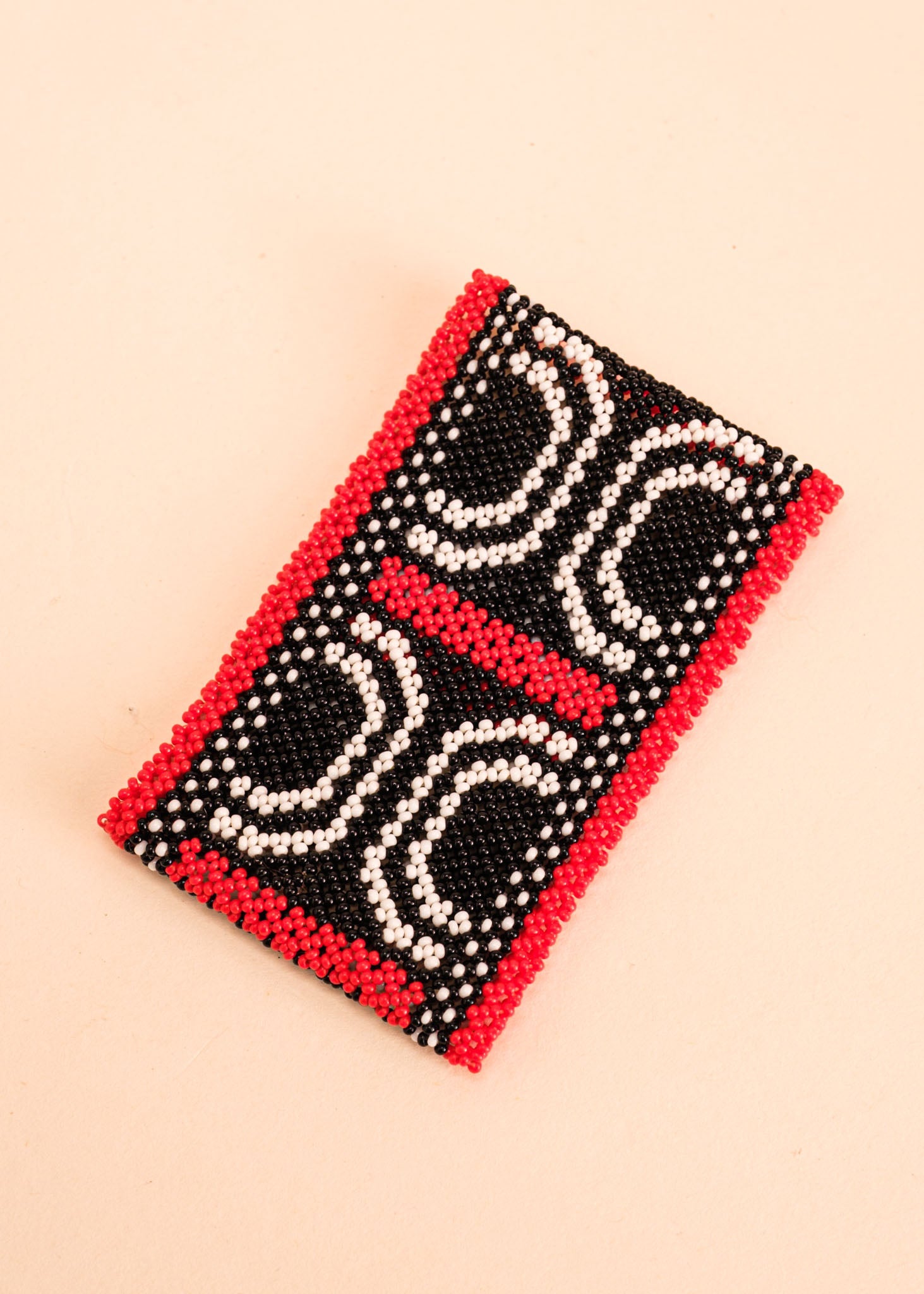 Pulseira de miçangas preta, branca e vermelha feita pelo povo Waurá, artesanato indígena brasileiro