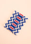 Pulseira de miçangas azul, branca e vermelha feita pelo povo Waurá, artesanato indígena brasileiro 