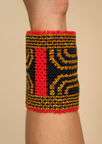 Pulseira de miçangas marrom, preta e vermelha feita pelo povo Waurá, artesanato indígena brasileiro