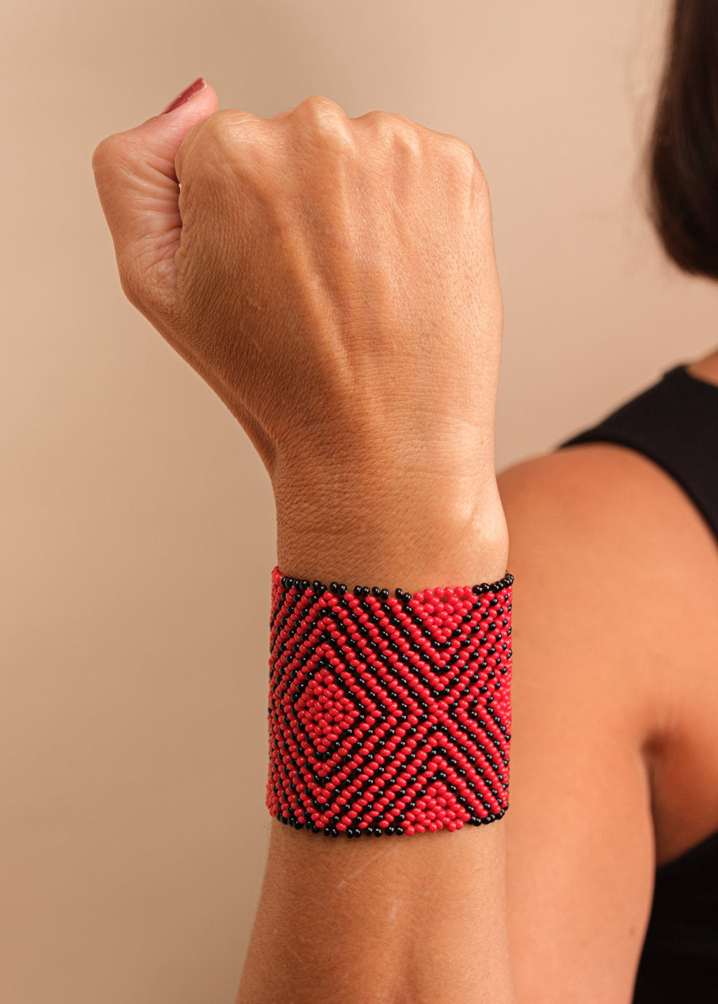 Pulseira de miçangas vermelha feita pelo povo Waurá, artesanato indígena brasileiro