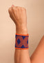Pulseira de miçangas laranja e azul feita pelo povo Waurá, artesanato indígena brasileiro