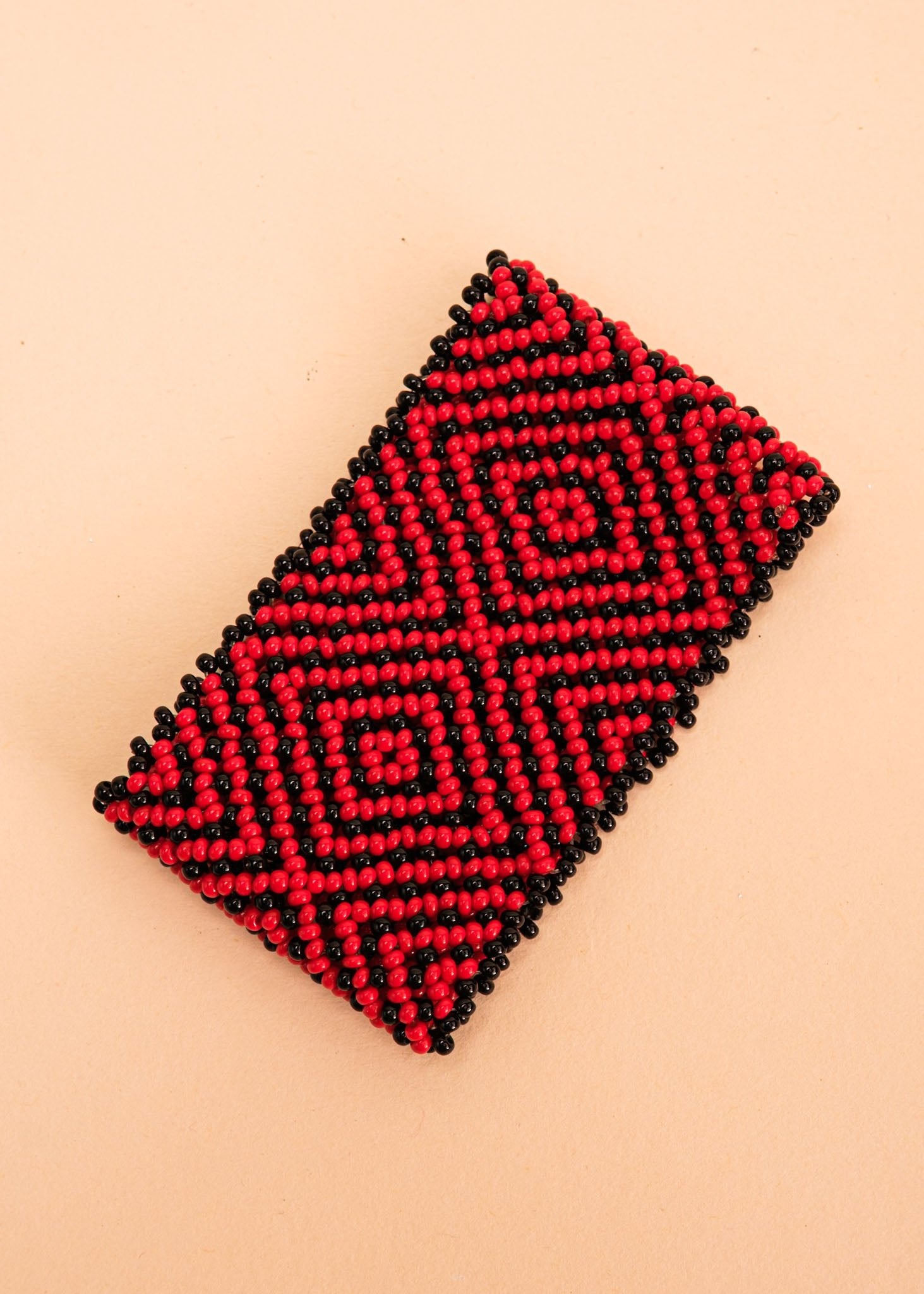 Pulseira de miçangas vermelha feita pelo povo Waurá, artesanato indígena brasileiro