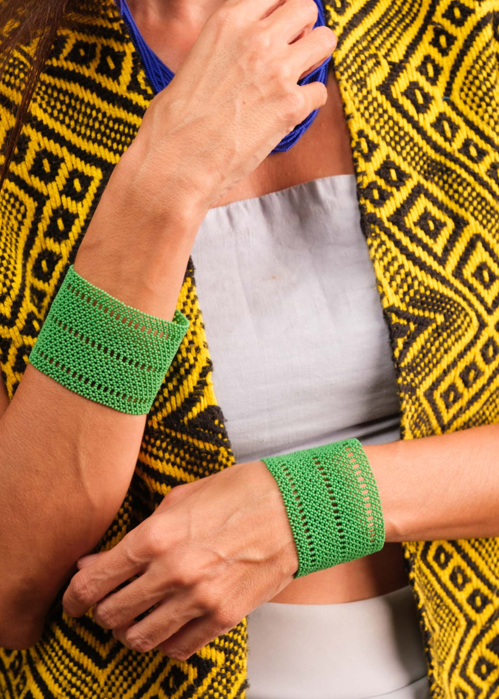 Pulseira de miçangas verde feita pelo povo Waurá, artesanato indígena brasileiro