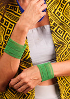 Pulseira de miçangas verde feita pelo povo Waurá, artesanato indígena brasileiro