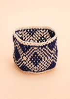 Pulseira de miçangas branca e azul feita pelo povo Waurá, artesanato indígena brasileiro