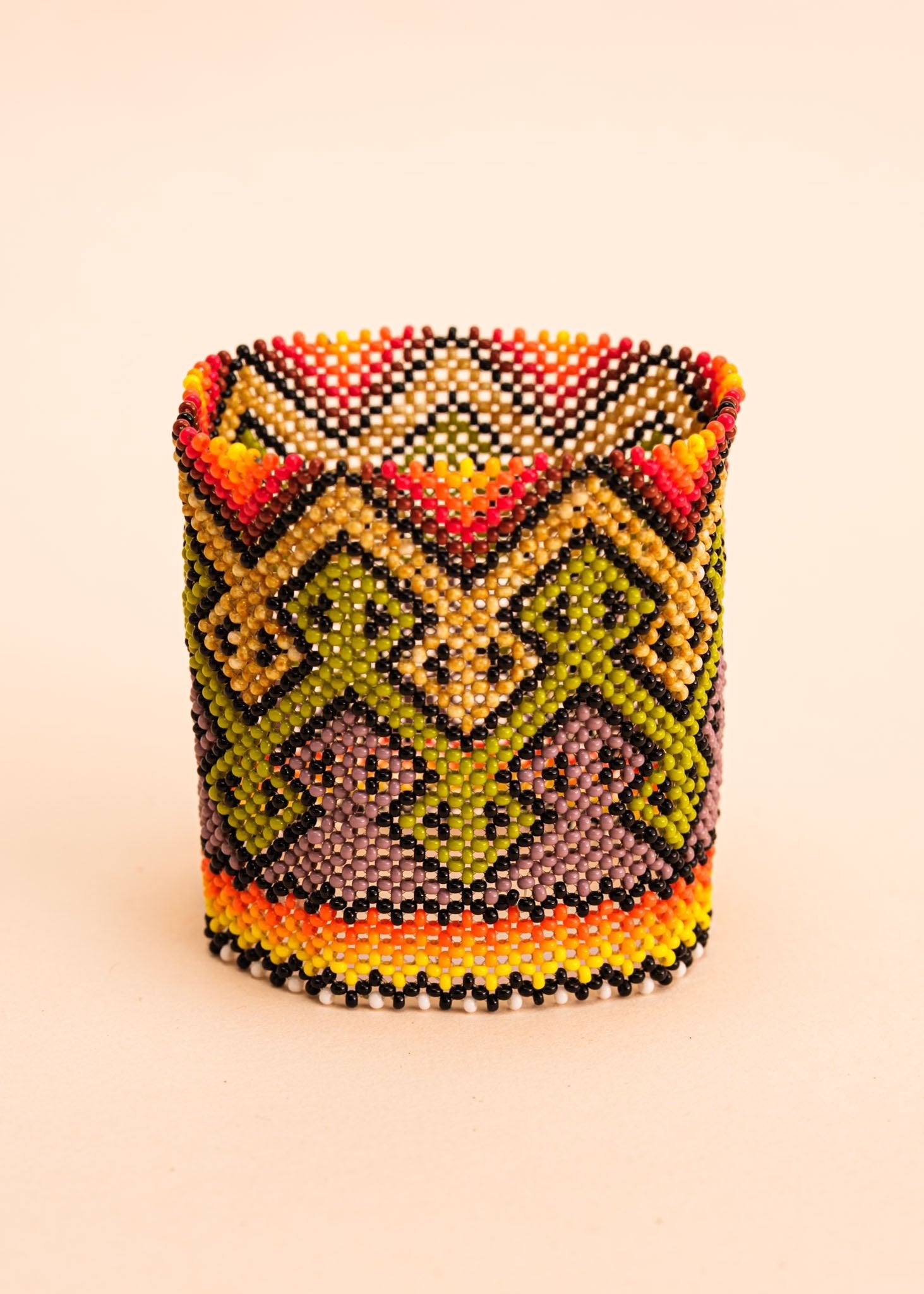 Pulseira de miçangas colorida feita pelo povo Waurá, artesanato indígena brasileiro