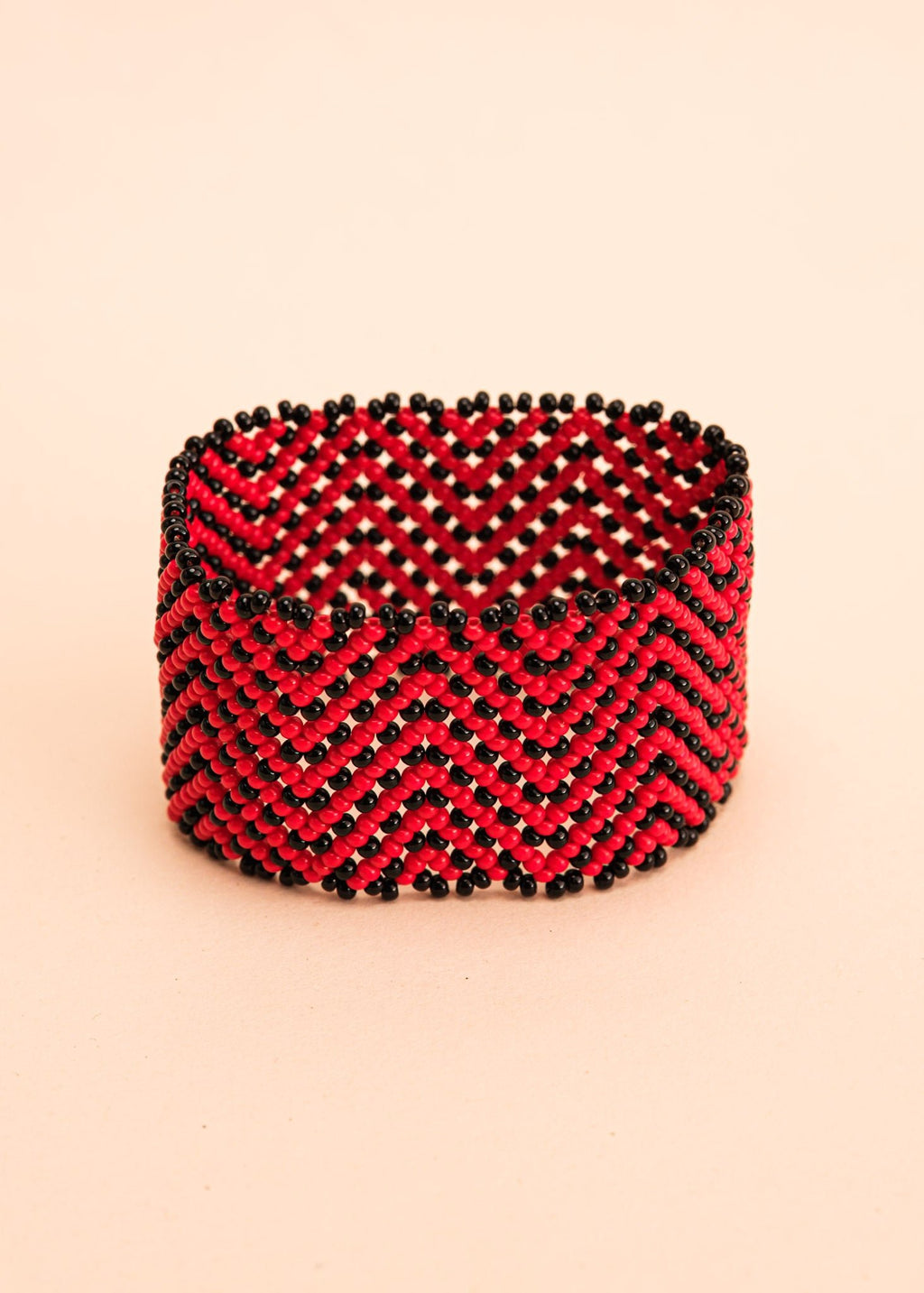 Pulseira de miçangas vermelha feita pelo povo Waurá, artesanato indígena brasileiro