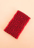 Pulseira de miçangas vermelha e preta feita pelo povo Waurá, artesanato indígena brasileiro