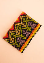 Pulseira de miçangas colorida feita pelo povo Waurá, artesanato indígena brasileiro