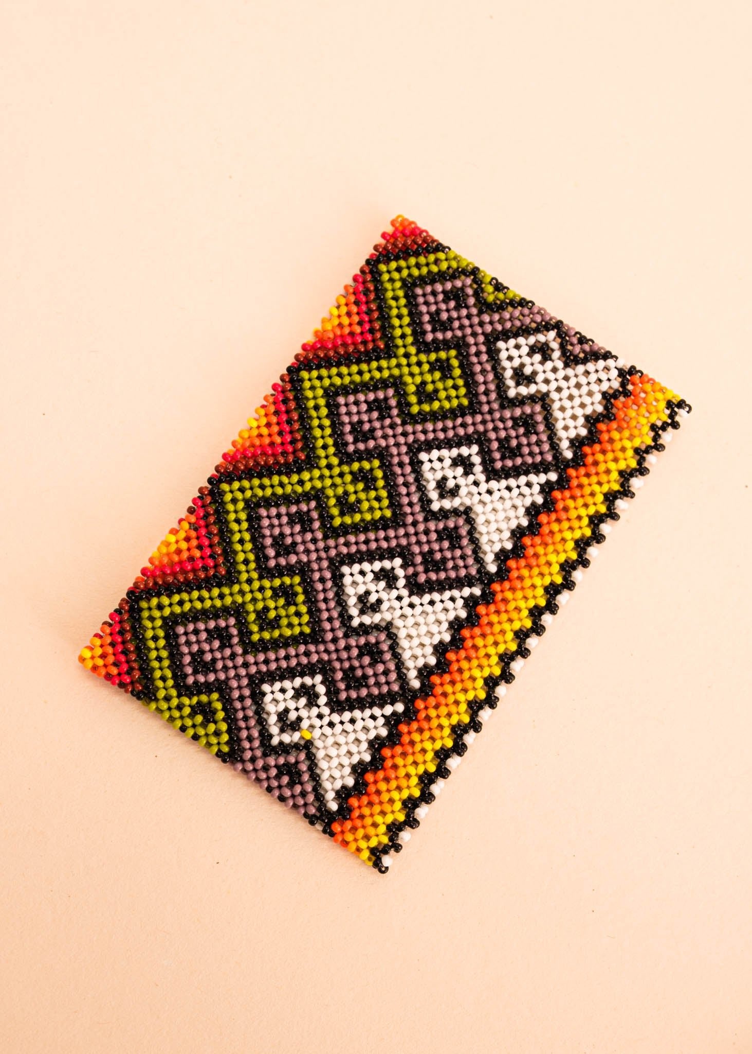 Pulseira de miçangas colorida feita pelo povo Waurá, artesanato indígena brasileiro