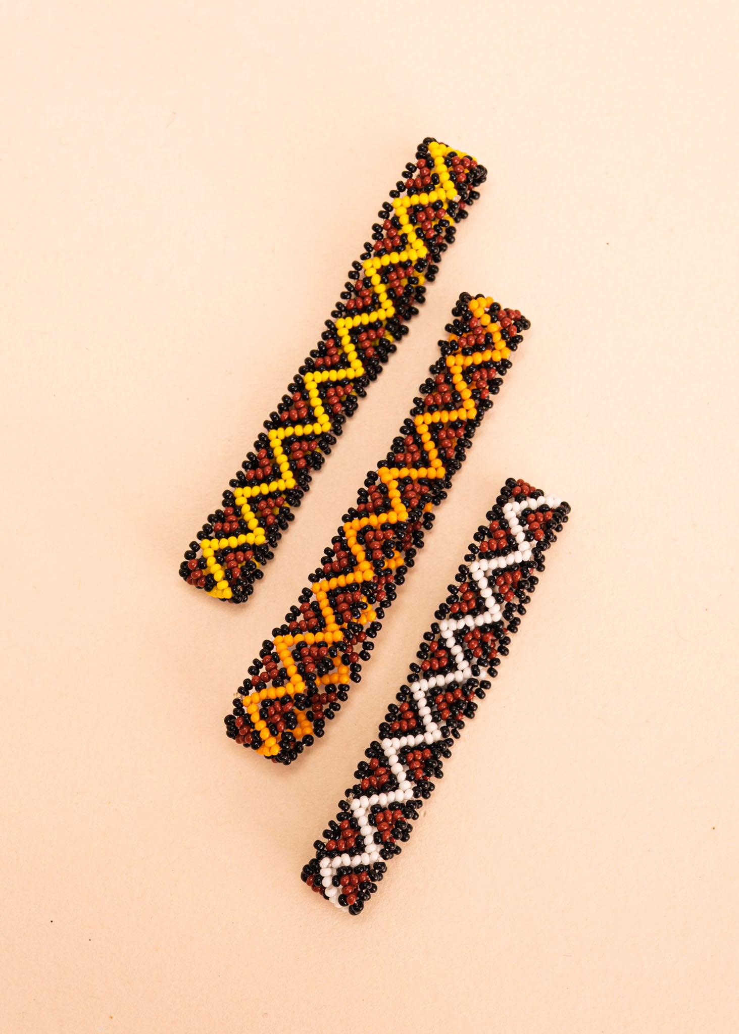 Pulseira de miçangas amarela e marrom feita pelo povo Waurá, artesanato indígena brasileiro
