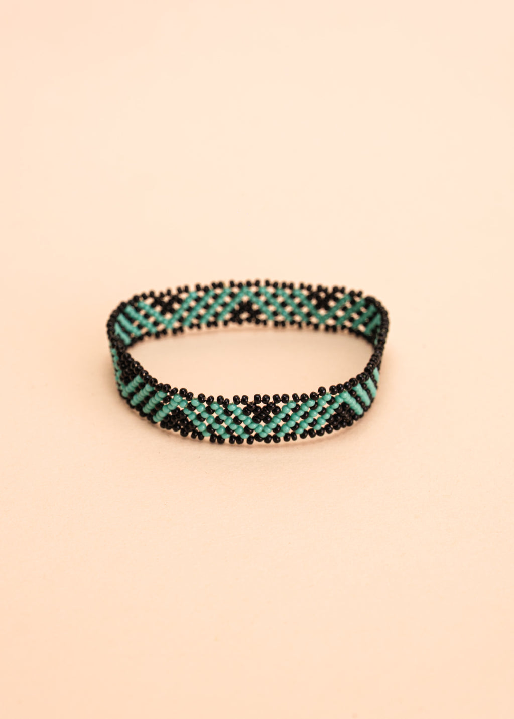 Pulseira de miçangas colorida feita pelo povo Waurá, artesanato indígena brasileiro