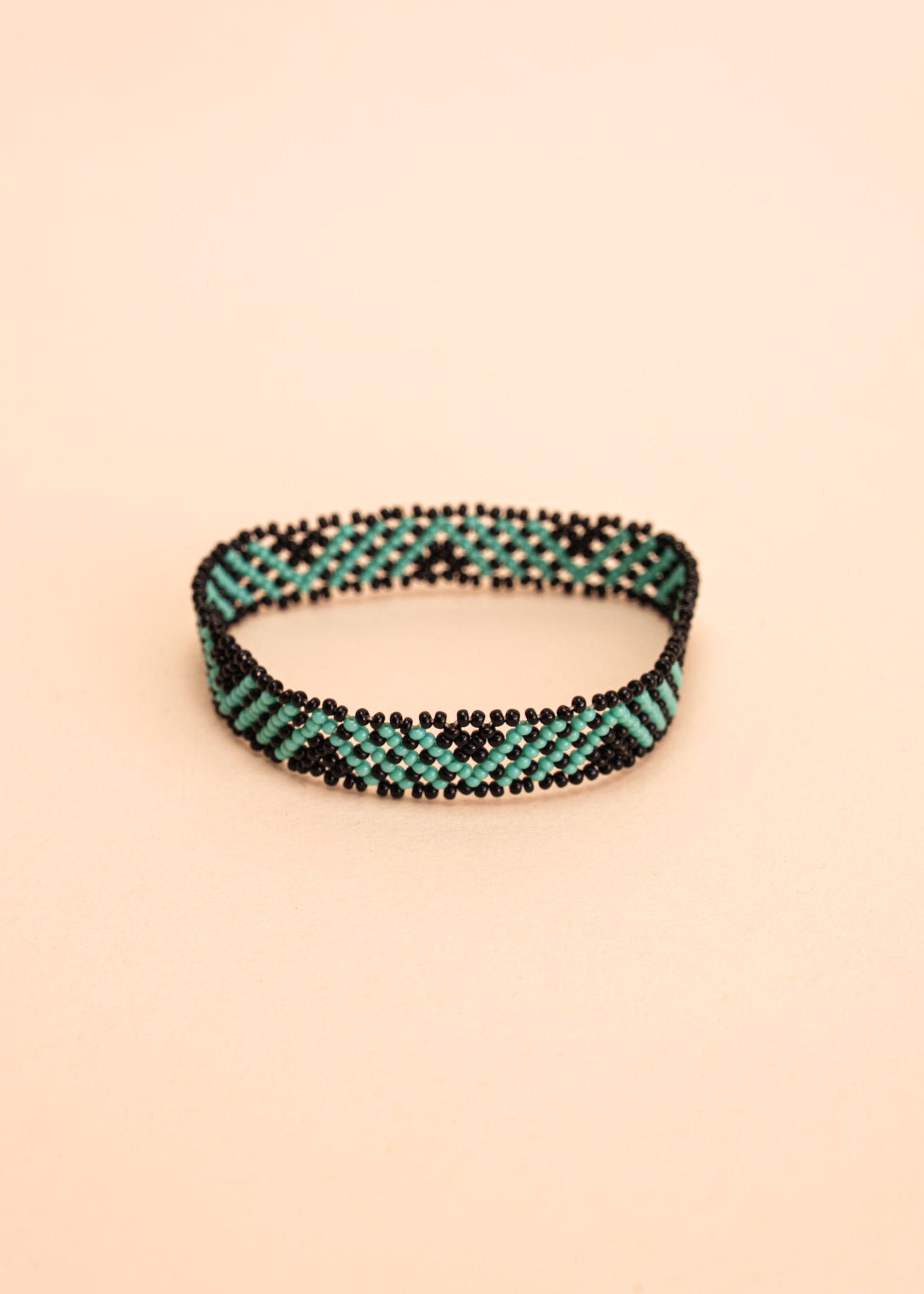 Pulseira de miçangas colorida feita pelo povo Waurá, artesanato indígena brasileiro