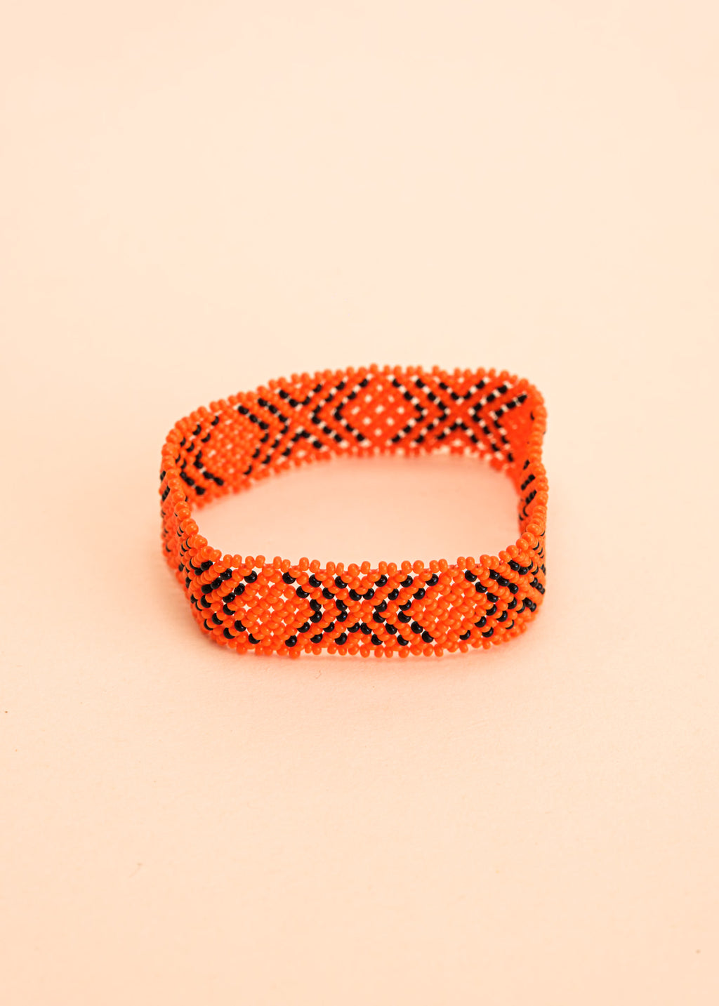 Pulseira de miçangas laranja feito pelo povo Waurá, artesanato indígena brasileiro