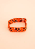 Pulseira de miçangas laranja feito pelo povo Waurá, artesanato indígena brasileiro