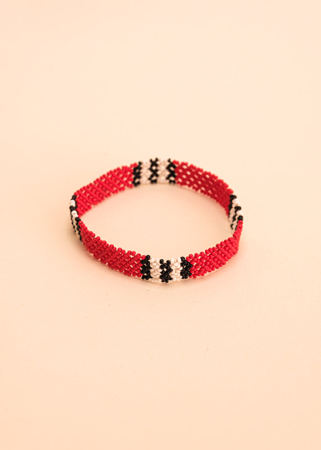 Pulseira de miçangas vermelha feita pelo povo Waurá, artesanato indígena brasileiro