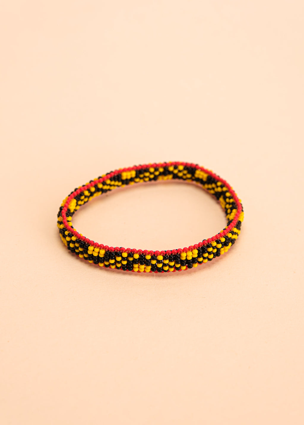 Pulseira de miçangas amarela com preto feita pelo povo Waurá, artesanato indígena brasileiro