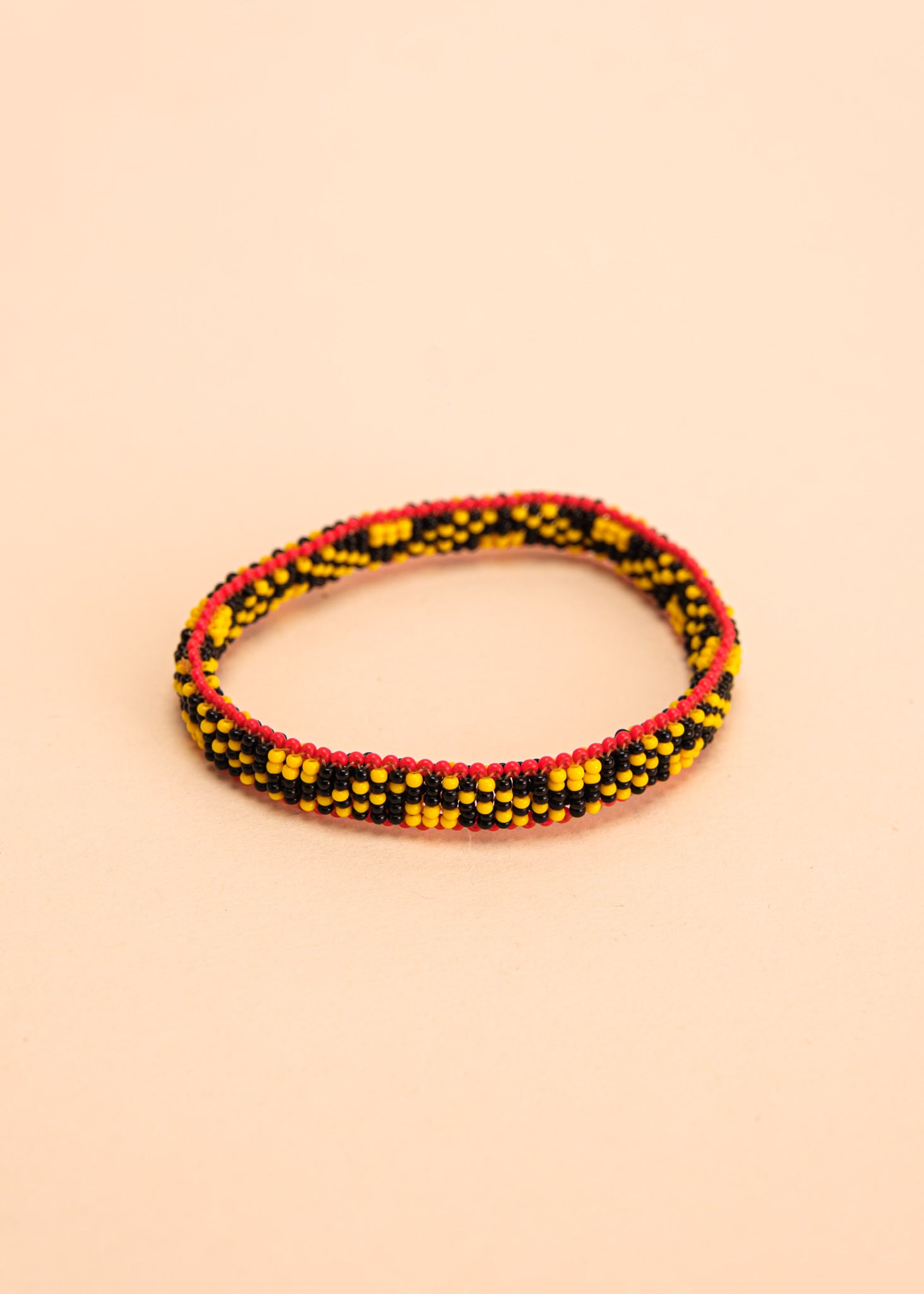 Pulseira de miçangas amarela com preto feita pelo povo Waurá, artesanato indígena brasileiro