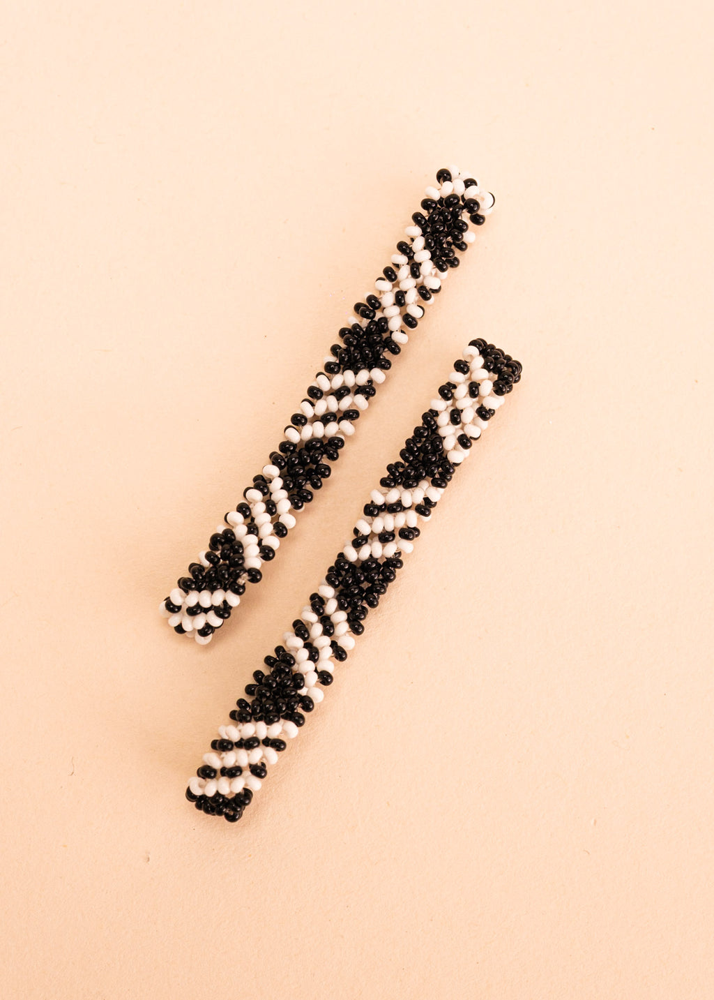 Pulseira de miçangas branca e preto feita pelo povo Waurá, artesanato indígena brasileiro