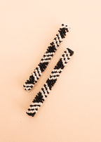 Pulseira de miçangas branca e preto feita pelo povo Waurá, artesanato indígena brasileiro