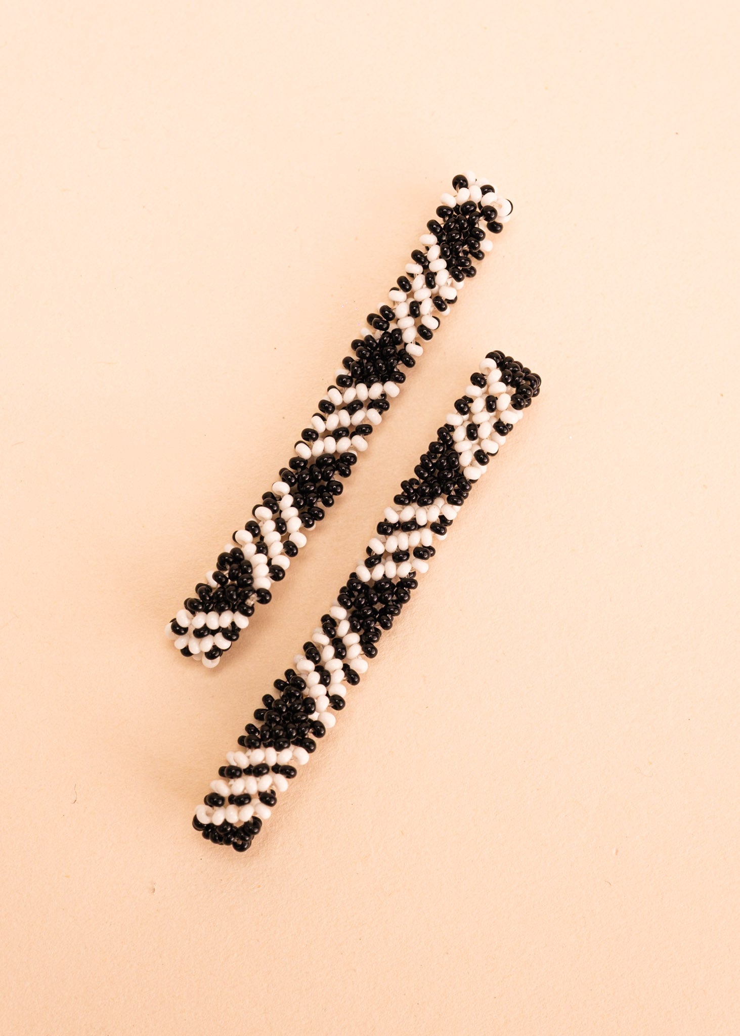 Pulseira de miçangas branca e preto feita pelo povo Waurá, artesanato indígena brasileiro