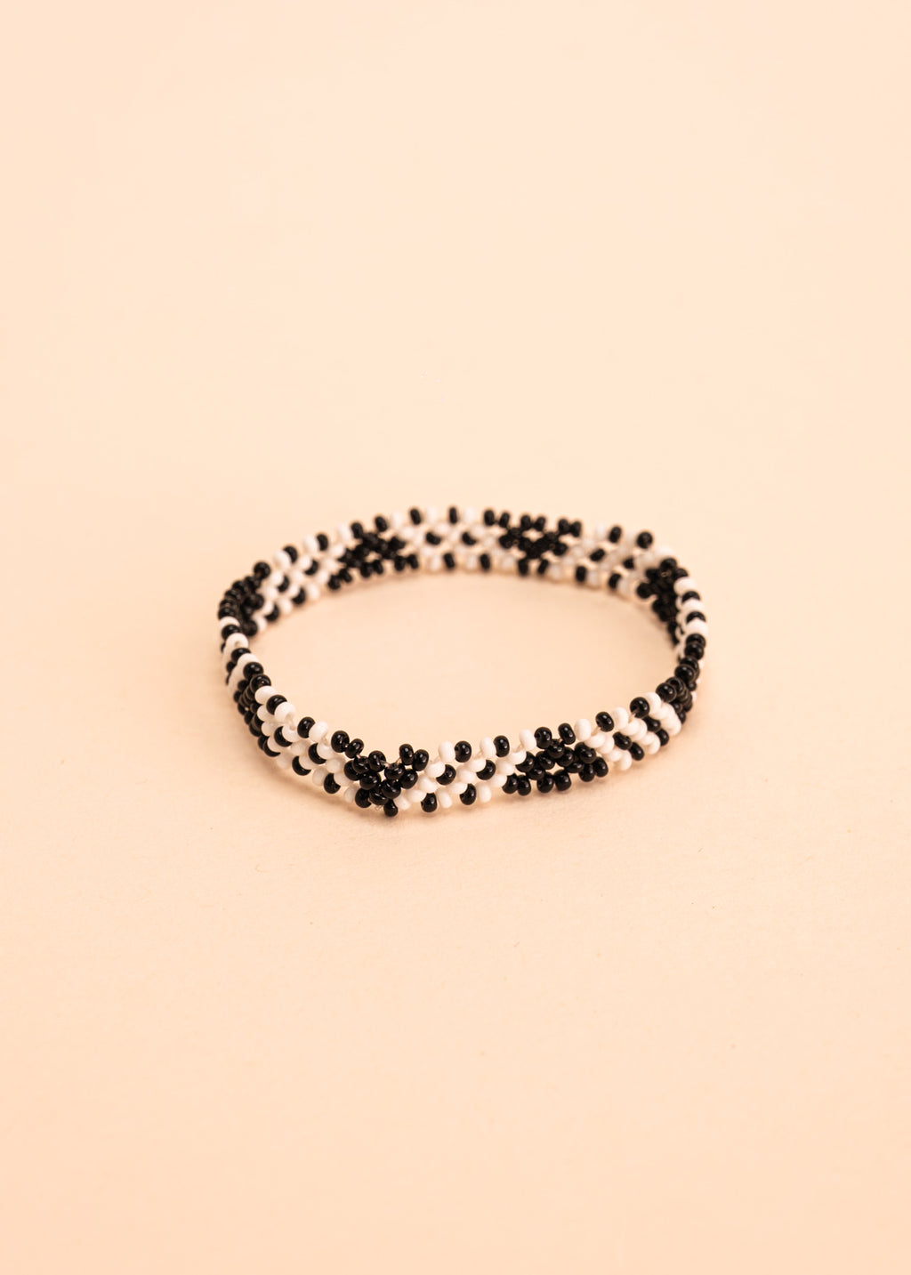 Pulseira de miçangas branca e preto feita pelo povo Waurá, artesanato indígena brasileiro