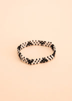 Pulseira de miçangas branca e preto feita pelo povo Waurá, artesanato indígena brasileiro