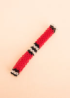 Pulseira de miçangas vermelha feita pelo povo Waurá, artesanato indígena brasileiro