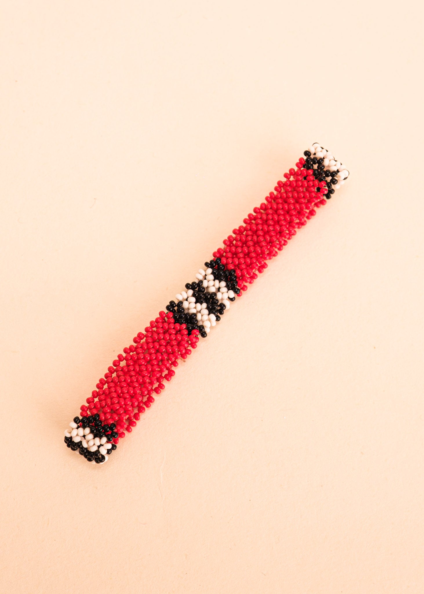 Pulseira de miçangas vermelha feita pelo povo Waurá, artesanato indígena brasileiro
