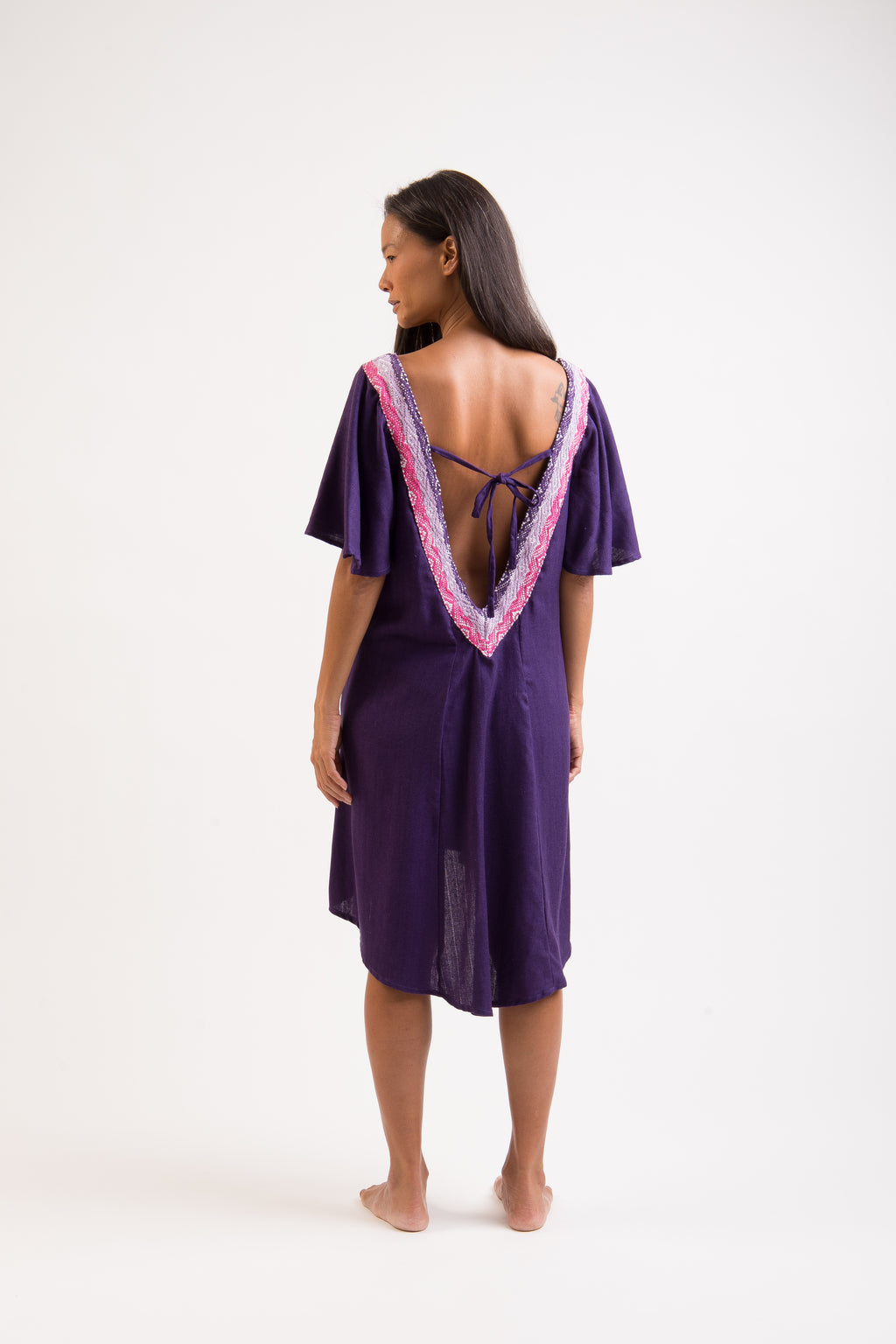 Vestido bordado roxo feito pelo povo Huni Kuin, artesanato indígena brasileiro