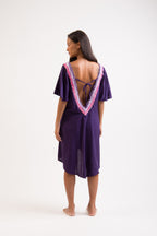 Vestido bordado roxo feito pelo povo Huni Kuin, artesanato indígena brasileiro