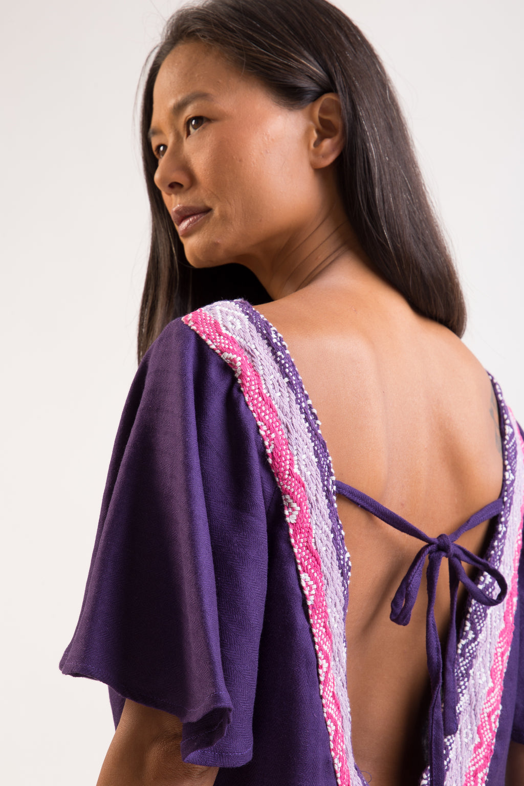 Vestido bordado roxo feito pelo povo Huni Kuin, artesanato indígena brasileiro