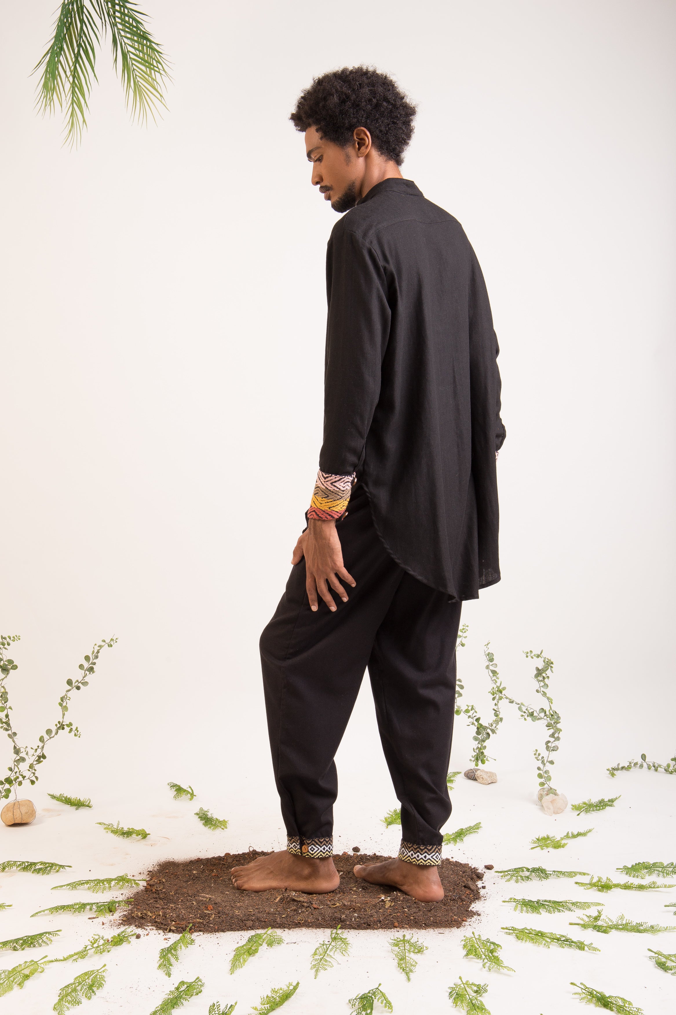 Calça masculina de algodão preta feita pelo povo Huni Kuin, artesanato indígena brasileiro