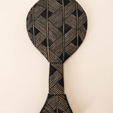 Os Remos indígenas são feitos de madeira que vem da floresta em pé, e são esculpidos e pintados à mão pelos povos indígenas do Brasil. Ganhe 10% de desconto na sua primeira compra!