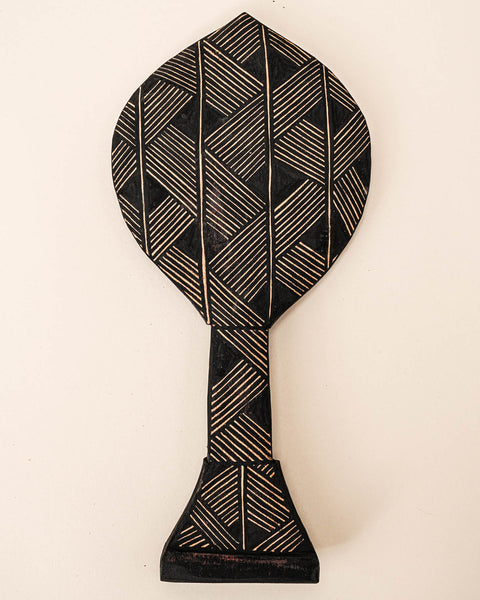 Os Remos indígenas são feitos de madeira que vem da floresta em pé, e são esculpidos e pintados à mão pelos povos indígenas do Brasil. Ganhe 10% de desconto na sua primeira compra!