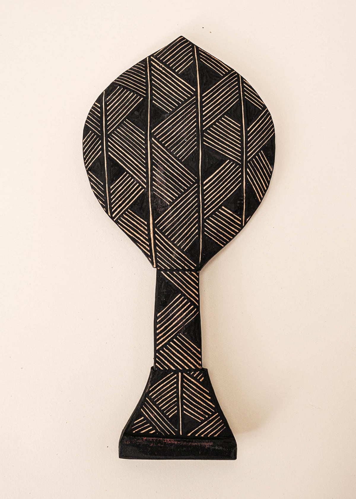 Os Remos indígenas são feitos de madeira que vem da floresta em pé, e são esculpidos e pintados à mão pelos povos indígenas do Brasil. Ganhe 10% de desconto na sua primeira compra!