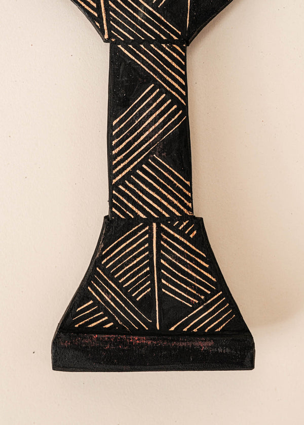 Os Remos indígenas são feitos de madeira que vem da floresta em pé, e são esculpidos e pintados à mão pelos povos indígenas do Brasil. Ganhe 10% de desconto na sua primeira compra!