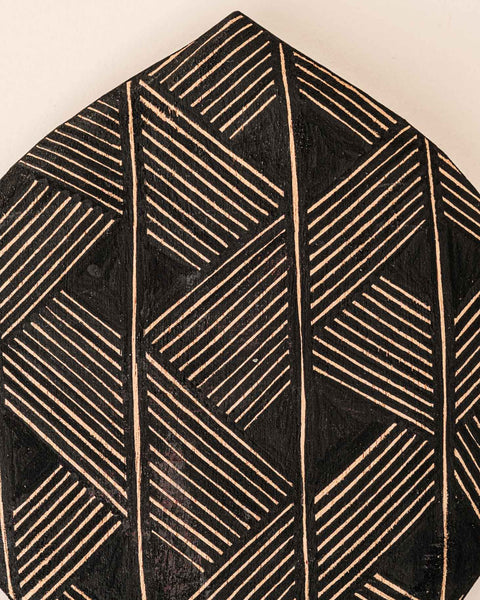 Os Remos indígenas são feitos de madeira que vem da floresta em pé, e são esculpidos e pintados à mão pelos povos indígenas do Brasil. Ganhe 10% de desconto na sua primeira compra!