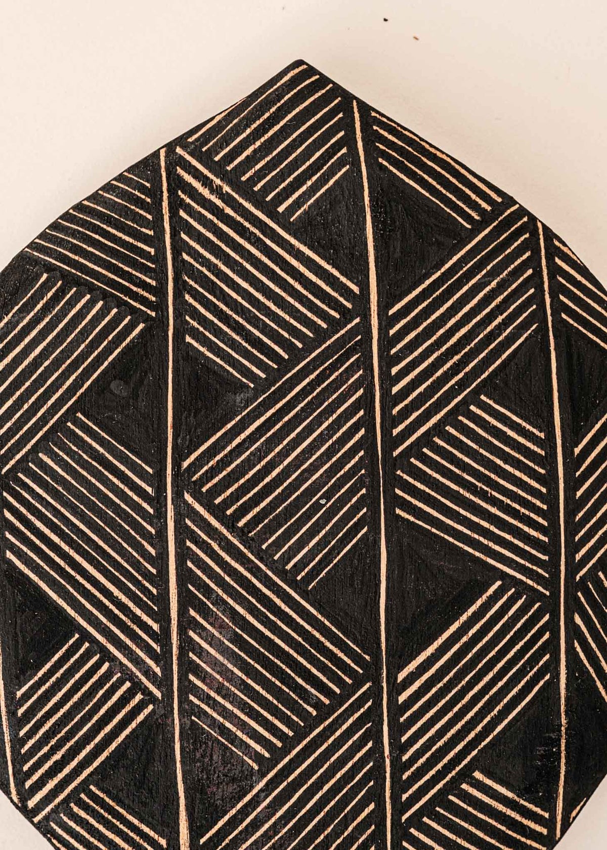 Os Remos indígenas são feitos de madeira que vem da floresta em pé, e são esculpidos e pintados à mão pelos povos indígenas do Brasil. Ganhe 10% de desconto na sua primeira compra!