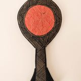 Os Remos indígenas são feitos de madeira que vem da floresta em pé, e são esculpidos e pintados à mão pelos povos indígenas do Brasil. Ganhe 10% de desconto na sua primeira compra!