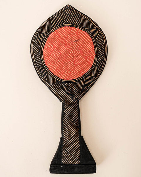 Os Remos indígenas são feitos de madeira que vem da floresta em pé, e são esculpidos e pintados à mão pelos povos indígenas do Brasil. Ganhe 10% de desconto na sua primeira compra!