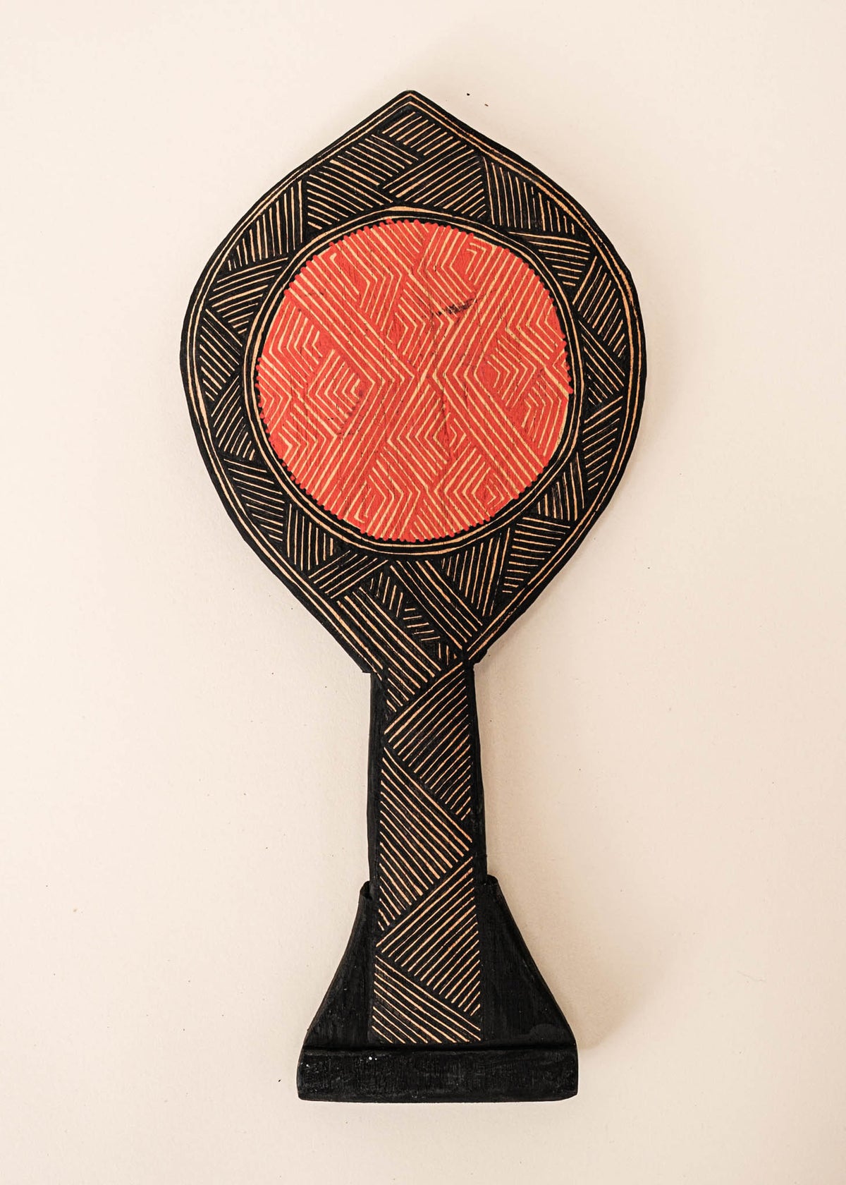 Os Remos indígenas são feitos de madeira que vem da floresta em pé, e são esculpidos e pintados à mão pelos povos indígenas do Brasil. Ganhe 10% de desconto na sua primeira compra!