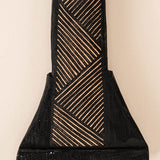 Os Remos indígenas são feitos de madeira que vem da floresta em pé, e são esculpidos e pintados à mão pelos povos indígenas do Brasil. Ganhe 10% de desconto na sua primeira compra!