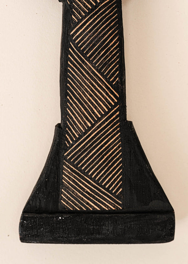 Os Remos indígenas são feitos de madeira que vem da floresta em pé, e são esculpidos e pintados à mão pelos povos indígenas do Brasil. Ganhe 10% de desconto na sua primeira compra!