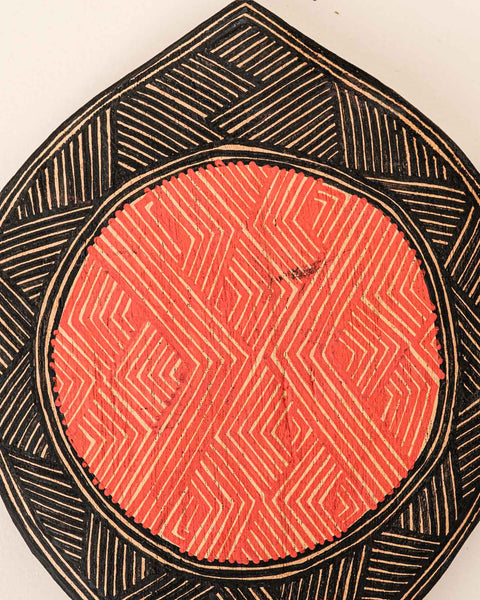 Os Remos indígenas são feitos de madeira que vem da floresta em pé, e são esculpidos e pintados à mão pelos povos indígenas do Brasil. Ganhe 10% de desconto na sua primeira compra!