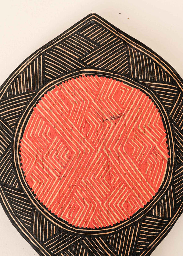 Os Remos indígenas são feitos de madeira que vem da floresta em pé, e são esculpidos e pintados à mão pelos povos indígenas do Brasil. Ganhe 10% de desconto na sua primeira compra!