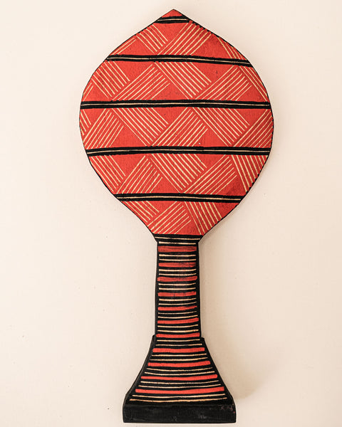 Os Remos indígenas são feitos de madeira que vem da floresta em pé, e são esculpidos e pintados à mão pelos povos indígenas do Brasil. Ganhe 10% de desconto na sua primeira compra!