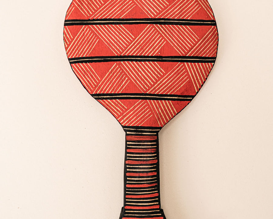 Os Remos indígenas são feitos de madeira que vem da floresta em pé, e são esculpidos e pintados à mão pelos povos indígenas do Brasil. Ganhe 10% de desconto na sua primeira compra!