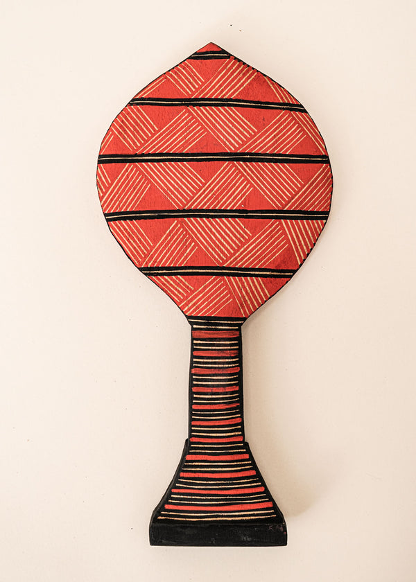 Os Remos indígenas são feitos de madeira que vem da floresta em pé, e são esculpidos e pintados à mão pelos povos indígenas do Brasil. Ganhe 10% de desconto na sua primeira compra!