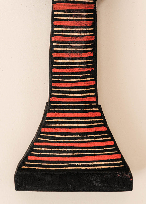 Os Remos indígenas são feitos de madeira que vem da floresta em pé, e são esculpidos e pintados à mão pelos povos indígenas do Brasil. Ganhe 10% de desconto na sua primeira compra!